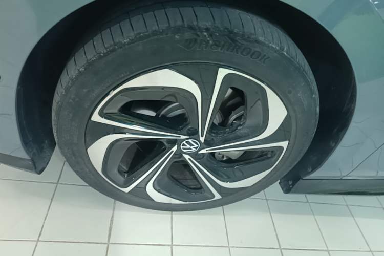 Used Volkswagen ID.7 VIZZION 2024 PRIME Left Front Wheel Hub