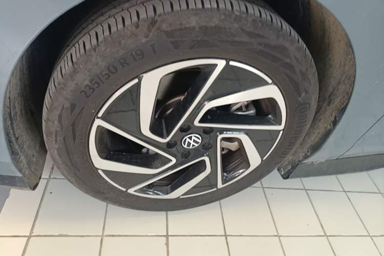 Used Volkswagen ID.7 VIZZION 2024 PRO Model Left Front Wheel Hub
