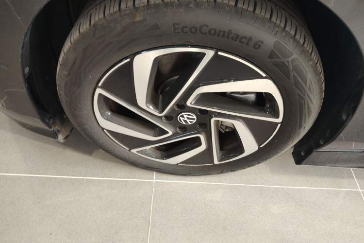 Used Volkswagen ID.7 VIZZION 2024 First Edition Left Front Wheel Hub