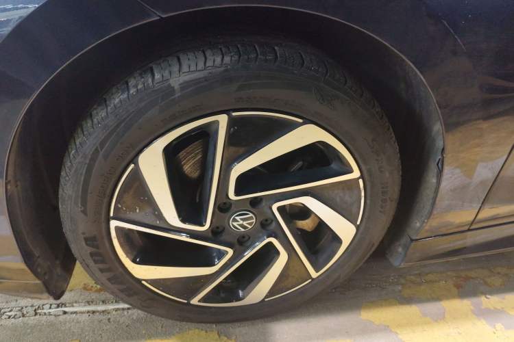 Used Volkswagen ID.7 VIZZION 2024 First Edition Left Front Wheel Hub