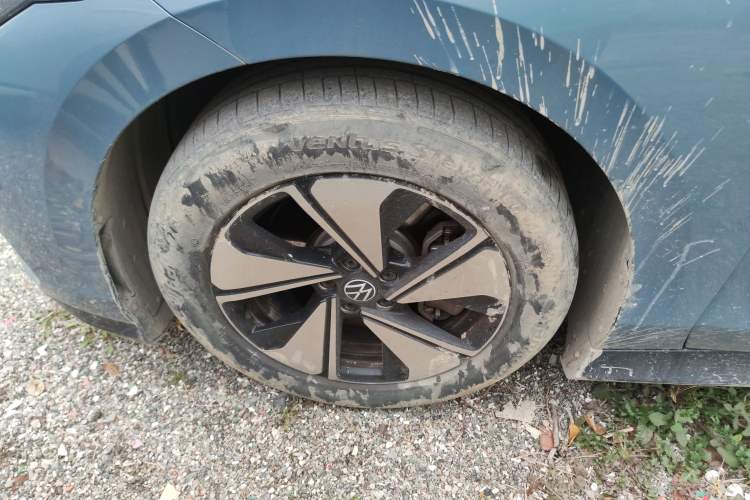 Used Volkswagen ID.7 VIZZION 2024 AIR model Left Front Wheel Hub