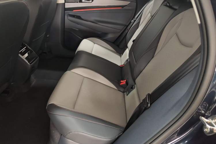 Used Volkswagen ID.7 VIZZION 2024 AIR model Left Rear Seat