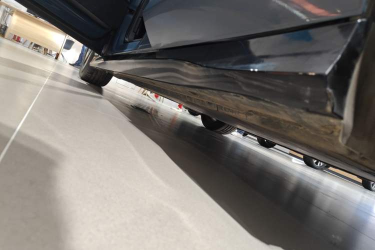 Used Volkswagen ID.7 VIZZION 2024 AIR model Left Side Sill