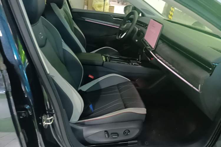 Used Volkswagen ID.7 VIZZION 2024 PRIME Right Front Seat