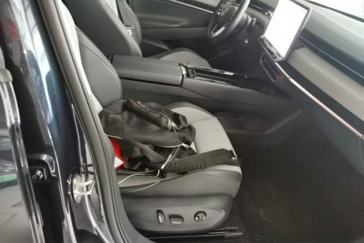Used Volkswagen ID.7 VIZZION 2024 AIR model Right Front Seat