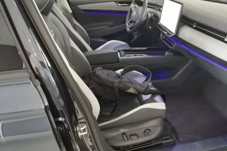 Used Volkswagen ID.7 VIZZION 2024 AIR model Right Front Seat