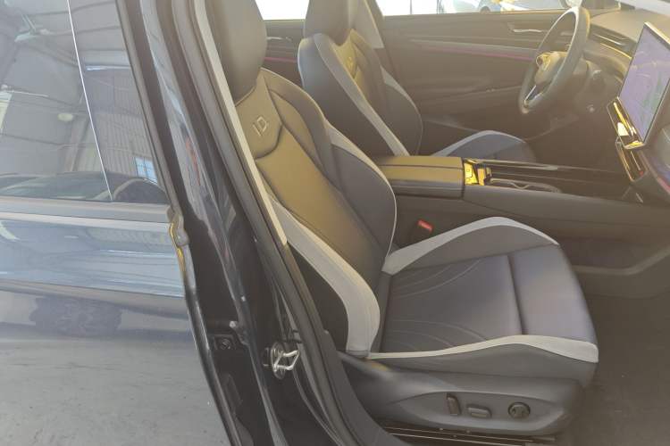 Used Volkswagen ID.7 VIZZION 2024 First Edition Right Front Seat