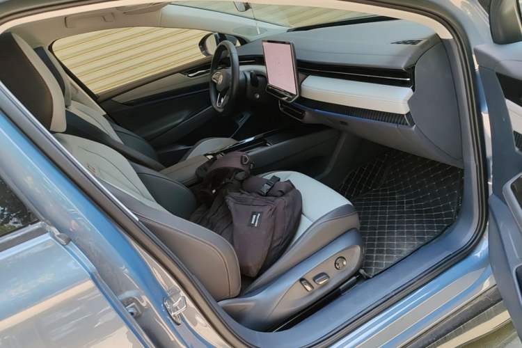 Used Volkswagen ID.7 VIZZION 2024 AIR model Right Front Seat