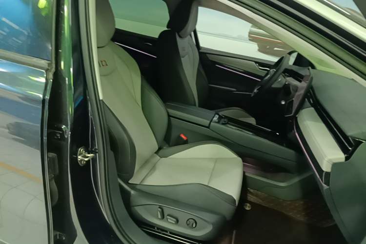 Used Volkswagen ID.7 VIZZION 2024 AIR model Right Front Seat