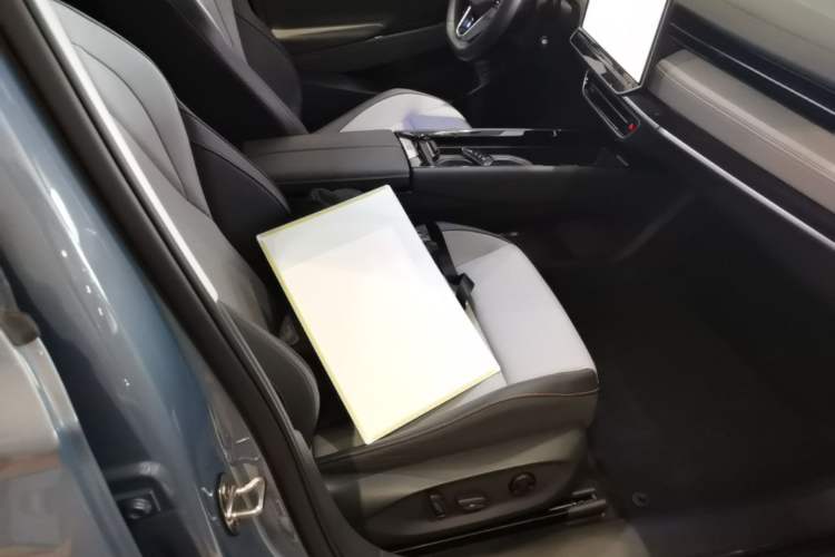 Used Volkswagen ID.7 VIZZION 2024 AIR model Right Front Seat
