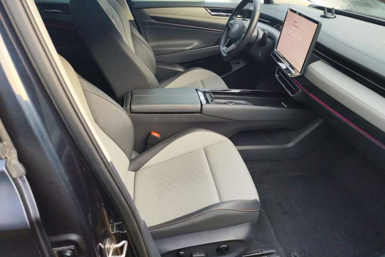 Used Volkswagen ID.7 VIZZION 2024 AIR model Right Front Seat