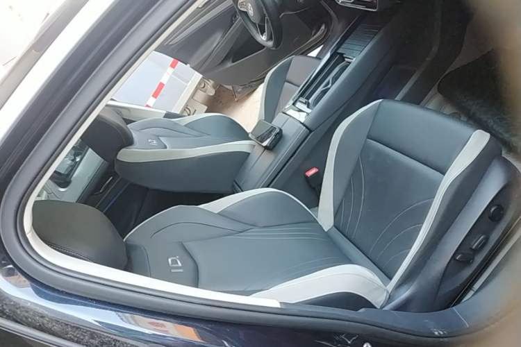Used Volkswagen ID.7 VIZZION 2024 First Edition Right Front Seat