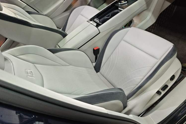 Used Volkswagen ID.7 VIZZION 2024 First Edition Right Front Seat