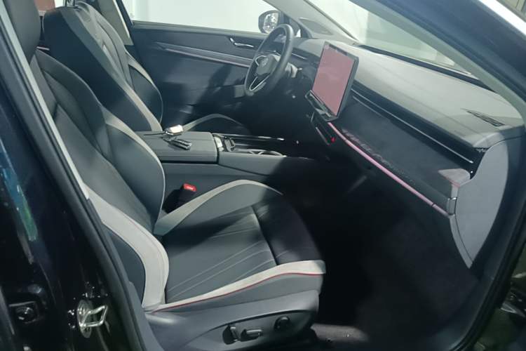 Used Volkswagen ID.7 VIZZION 2024 PRIME Right Front Seat