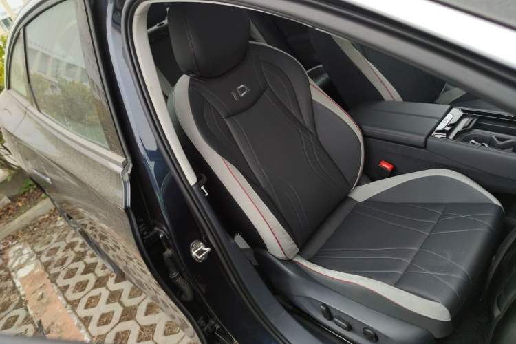 Used Volkswagen ID.7 VIZZION 2024 PRIME Right Front Seat