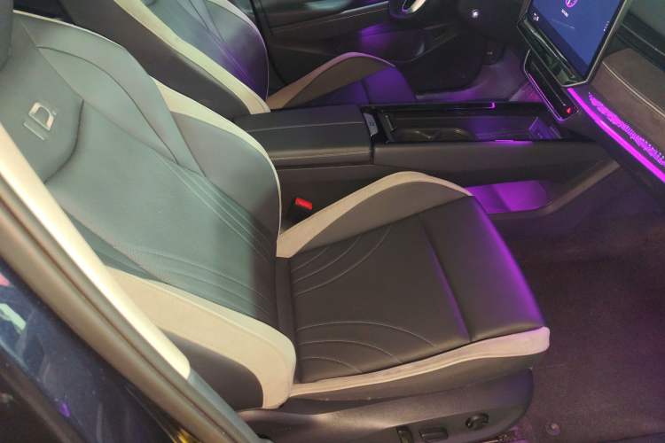 Used Volkswagen ID.7 VIZZION 2024 First Edition Right Front Seat
