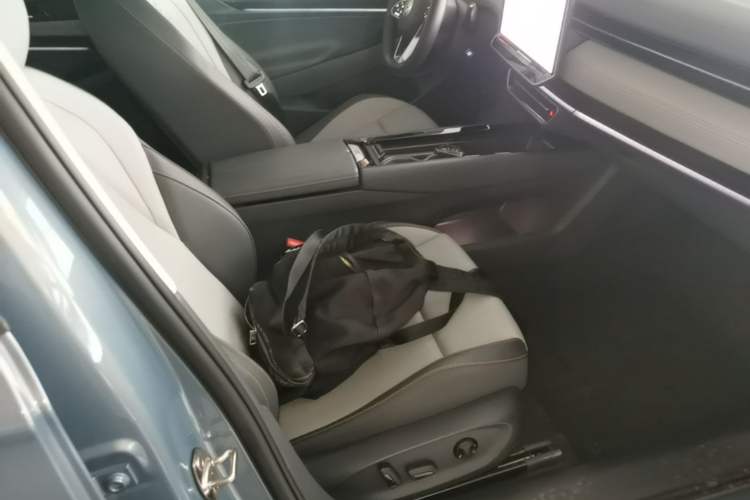 Used Volkswagen ID.7 VIZZION 2024 AIR model Right Front Seat