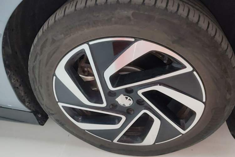 Used Volkswagen ID.7 VIZZION 2024 First Edition Right Front Wheel Hub