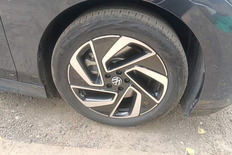 Used Volkswagen ID.7 VIZZION 2024 First Edition Right Front Wheel Hub