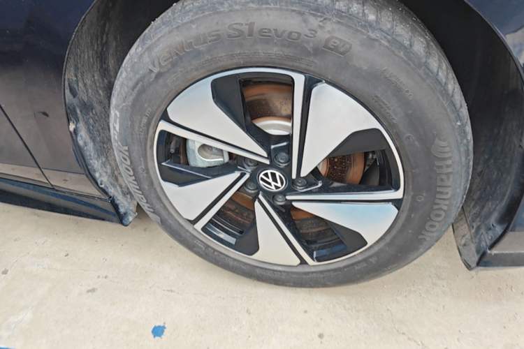 Used Volkswagen ID.7 VIZZION 2024 AIR model Right Front Wheel Hub