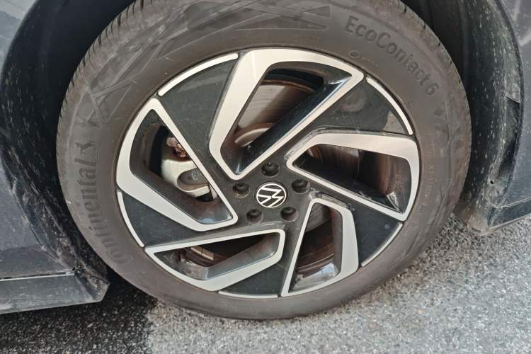 Used Volkswagen ID.7 VIZZION 2024 First Edition Right Front Wheel Hub