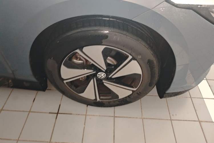 Used Volkswagen ID.7 VIZZION 2024 AIR model Right Front Wheel Hub