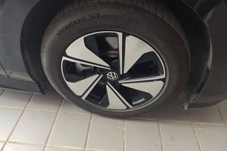 Used Volkswagen ID.7 VIZZION 2024 AIR model Right Front Wheel Hub