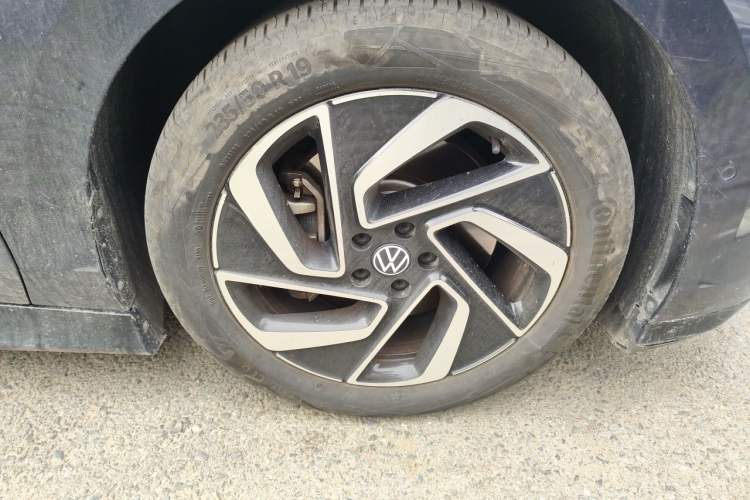 Used Volkswagen ID.7 VIZZION 2024 First Edition Right Front Wheel Hub