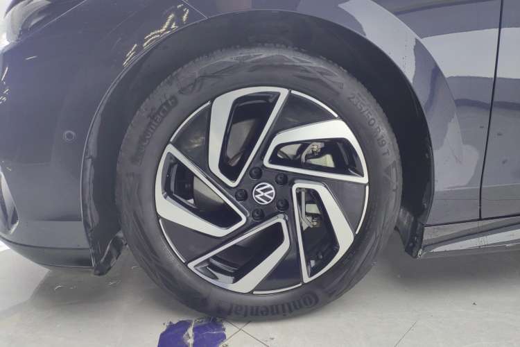 Used Volkswagen ID.7 VIZZION 2024 First Edition Right Rear Wheel Hub