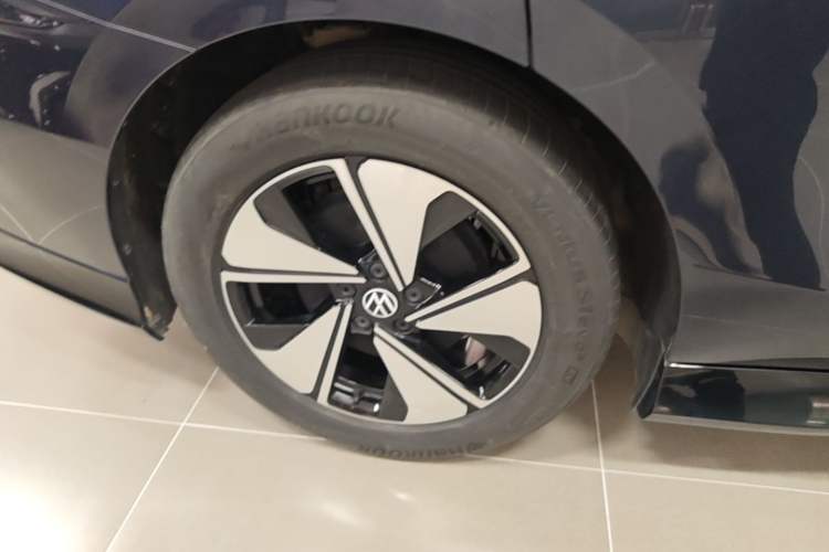 Used Volkswagen ID.7 VIZZION 2024 AIR model Right Rear Wheel Hub