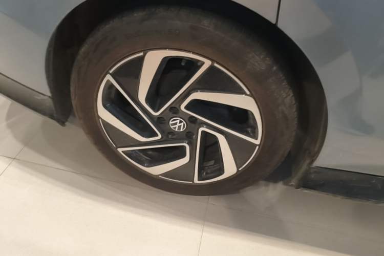 Used Volkswagen ID.7 VIZZION 2024 First Edition Right Rear Wheel Hub