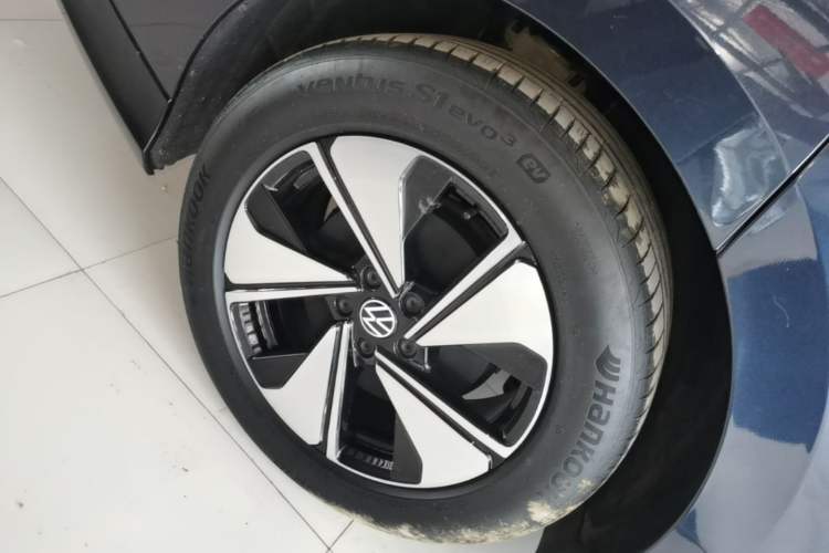 Used Volkswagen ID.7 VIZZION 2024 AIR model Right Rear Wheel Hub