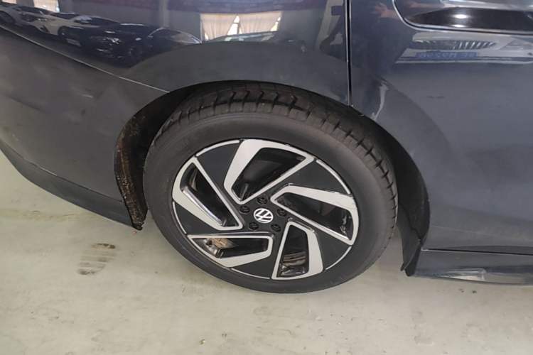 Used Volkswagen ID.7 VIZZION 2024 First Edition Right Rear Wheel Hub