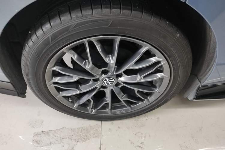 Used Volkswagen ID.7 VIZZION 2024 First Edition Right Rear Wheel Hub
