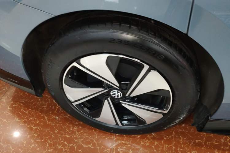 Used Volkswagen ID.7 VIZZION 2024 AIR model Right Rear Wheel Hub