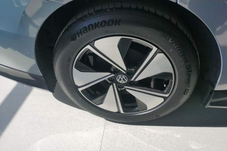 Used Volkswagen ID.7 VIZZION 2024 AIR model Right Rear Wheel Hub