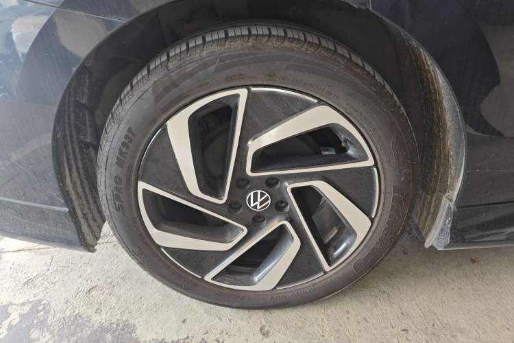 Used Volkswagen ID.7 VIZZION 2024 First Edition Right Rear Wheel Hub