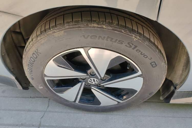 Used Volkswagen ID.7 VIZZION 2024 AIR model Right Rear Wheel Hub