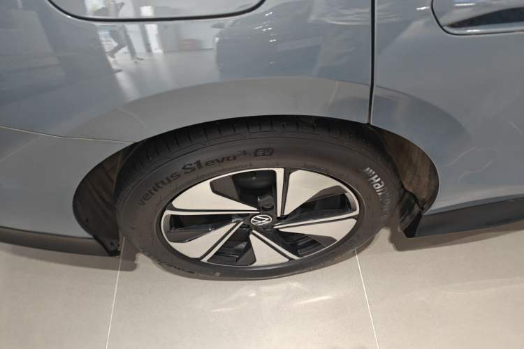 Used Volkswagen ID.7 VIZZION 2024 AIR model Right Rear Wheel Hub