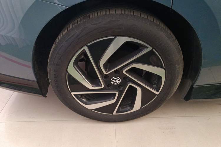 Used Volkswagen ID.7 VIZZION 2024 First Edition Right Rear Wheel Hub