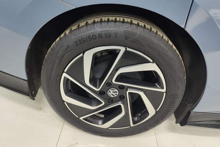 Used Volkswagen ID.7 VIZZION 2024 PRO Model Right Rear Wheel Hub