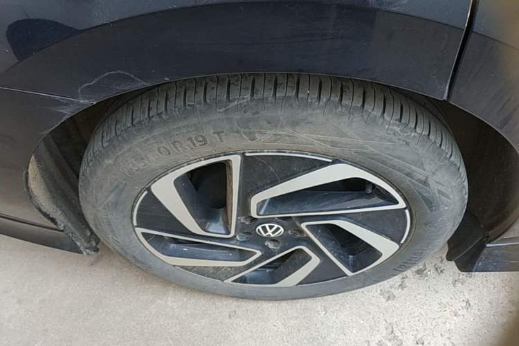 Used Volkswagen ID.7 VIZZION 2024 First Edition Right Rear Wheel Hub