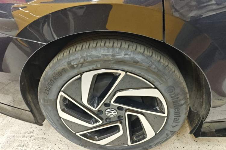 Used Volkswagen ID.7 VIZZION 2024 First Edition Right Rear Wheel Hub