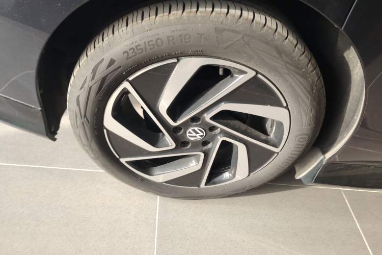 Used Volkswagen ID.7 VIZZION 2024 First Edition Right Rear Wheel Hub
