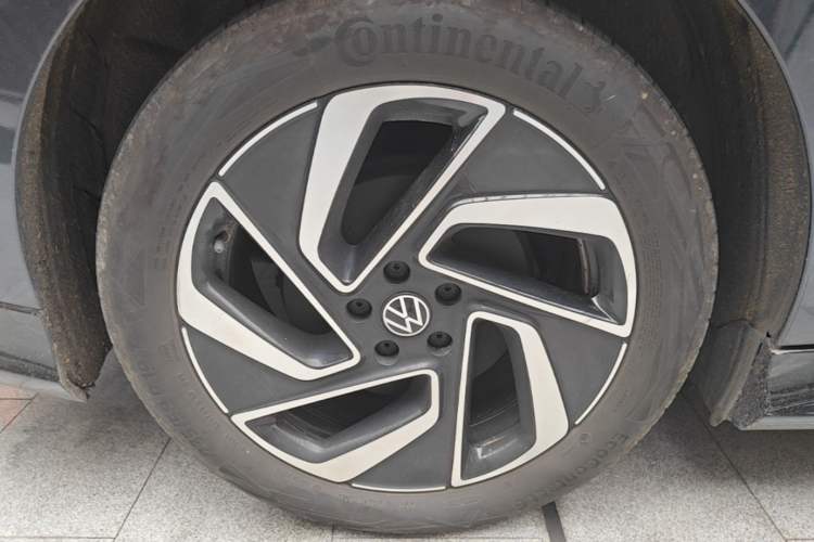Used Volkswagen ID.7 VIZZION 2024 First Edition Right Rear Wheel Hub