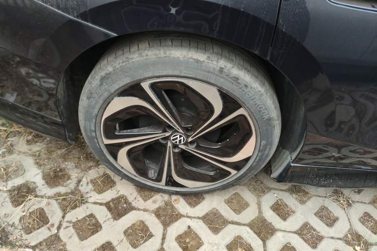 Used Volkswagen ID.7 VIZZION 2024 PRIME Right Rear Wheel Hub