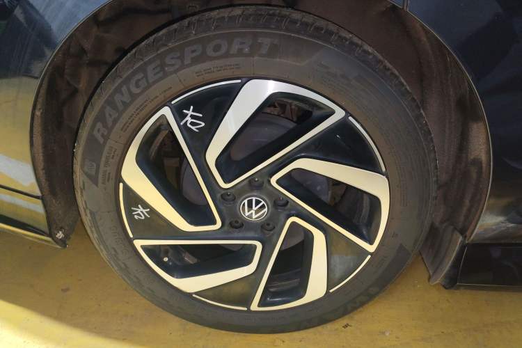 Used Volkswagen ID.7 VIZZION 2024 First Edition Right Rear Wheel Hub