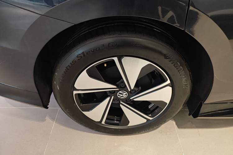 Used Volkswagen ID.7 VIZZION 2024 AIR model Right Rear Wheel Hub