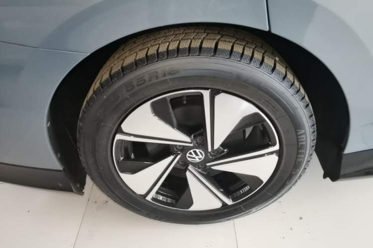 Used Volkswagen ID.7 VIZZION 2024 AIR model Right Rear Wheel Hub