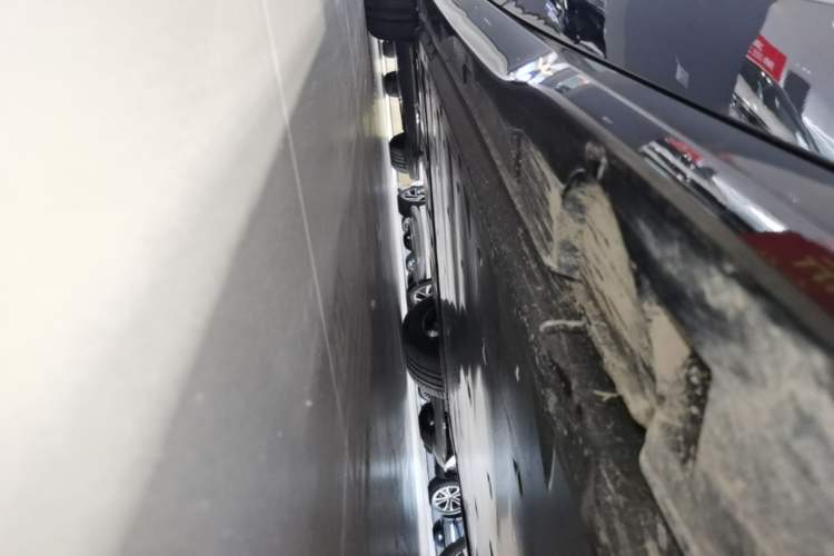 Used Volkswagen ID.7 VIZZION 2024 AIR model Right Side Sill